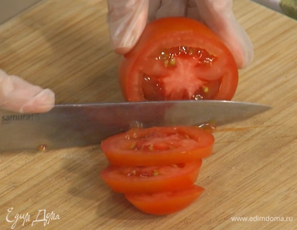 Помидоры нарезать кружками.