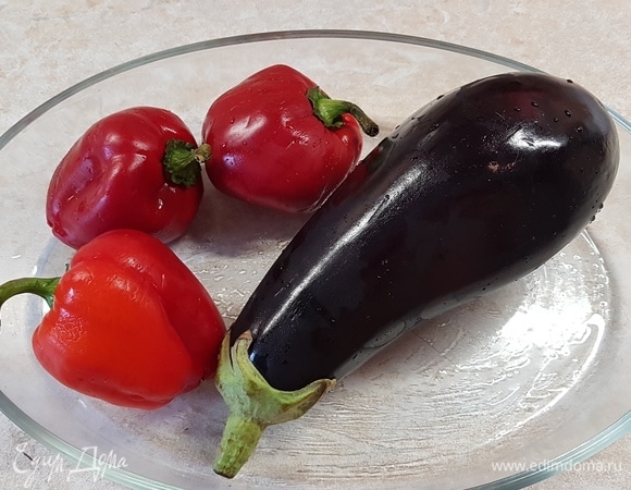 Овощи вымыть, обсушить и поставить запекаться в духовку до готовности.