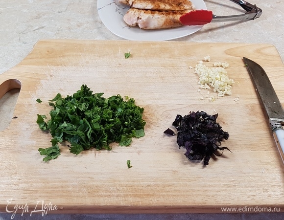 Чеснок мелко порубить. Кинзу и базилик нарезать не очень мелко.