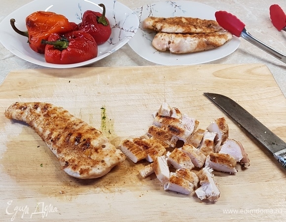 Готовую грудку нарезать на кусочки.