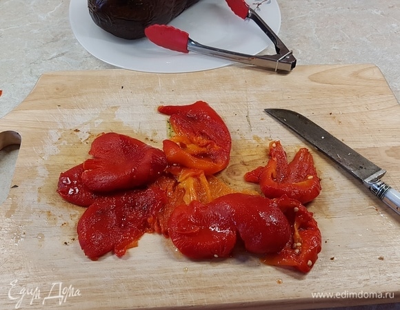 Готовый перец очистить от кожицы. Нарезать полосками.