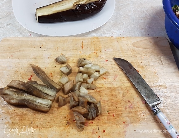 С готового баклажана удалить кожуру и нарезать.