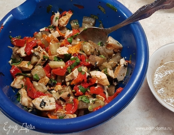 Смешать все ингредиенты и заправить заправкой, дать салату настояться.