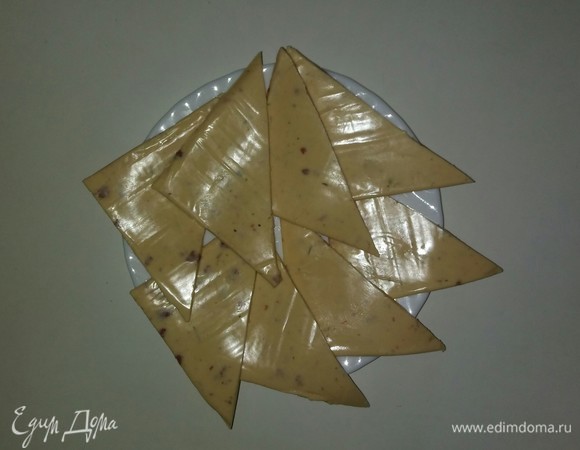 Квадратики сыра разрезаем по диагонали.