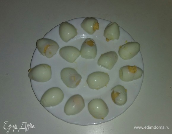 Очищаем перепелиные яйца от скорлупы и разрезаем их пополам.