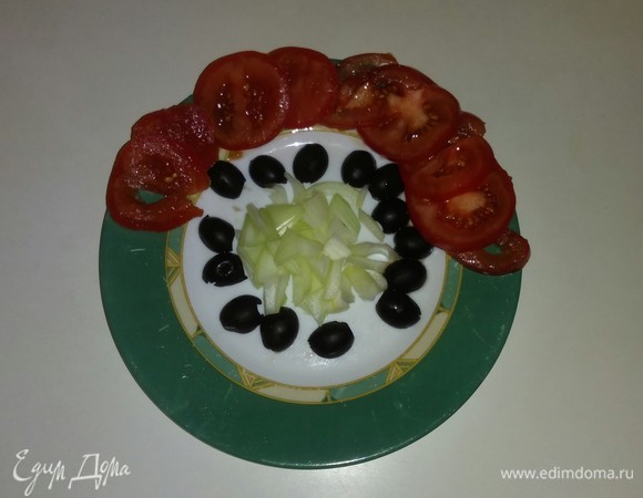 Помидор нарезаем кружочками, маслины — пополам, а репчатый лук — полосками.