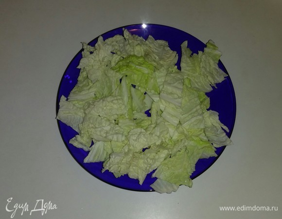У листьев китайского салата отрезаем белую твердую часть, так как она нам не понадобится. Затем листья нарезаем квадратиками произвольного размера.