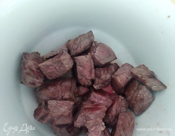 Говядину нарезать кубиками. Посыпать перцем и порциями обжарить на разогретом масле, переложить в миску.