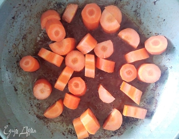 На этой же сковородке обжарить нарезанную морковь (около 2 минут). Добавьте нарезанные на четвертинки грибы. Если мелкие, можно оставить целыми. Добавить ложку масла, готовить вместе 2 минуты.