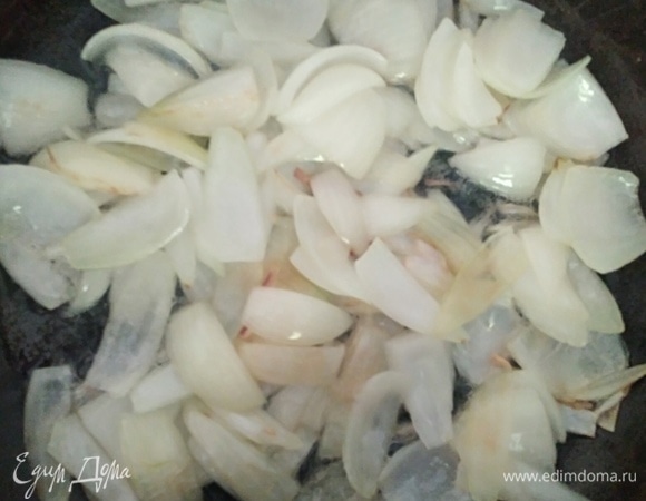 Разогреть ложку масла в другой сковородке, всыпать нарезанный крупно лук и сахар. Готовить 5 минут до легкой карамелизации. Если у вас мелкий лук-шалот, то кладите целиком.