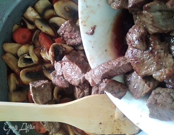 Переложить говядину обратно в сковородку.