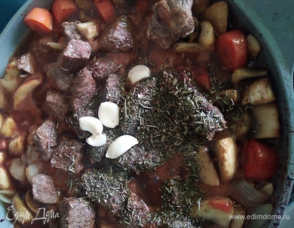Добавить прованские травы и чеснок, перемешать и готовить вместе 5 минут.