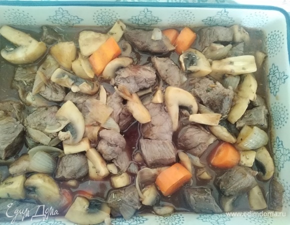 Духовку разогреть до 160°C. Переложить рагу в форму для запекания, если жидкости мало, влить воды. Овощи и мясо должны быть покрыты полностью. Накрыть крышкой или фольгой. Тушить 3 часа.