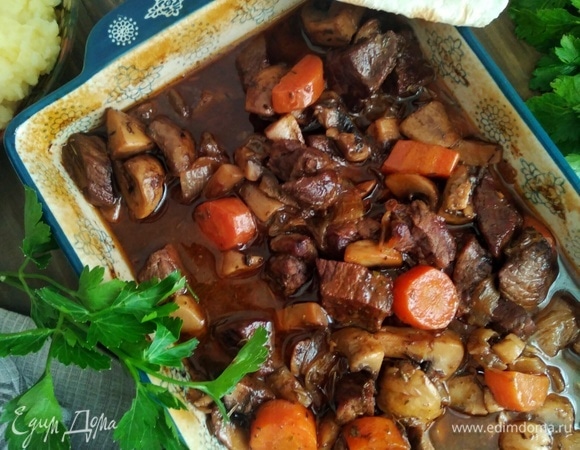 Подавать со свежей зеленью и любимым гарниром.