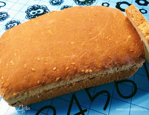 Все ингредиенты выложить в тестомешалку. Вымешивать не менее 10 минут. Тесто получается довольно жидким. Дно формы для хлеба (кекса) выложить пекарской бумагой. Хорошо смазать растительным маслом стенки и дно. Включить духовку на 40°C.