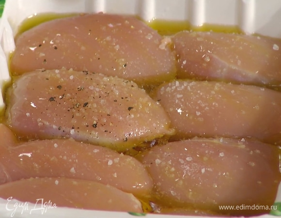 Куриное филе полить оливковым маслом, посолить, поперчить со всех сторон и дать постоять.