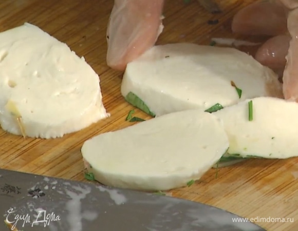 Моцареллу нарезать ломтиками.
