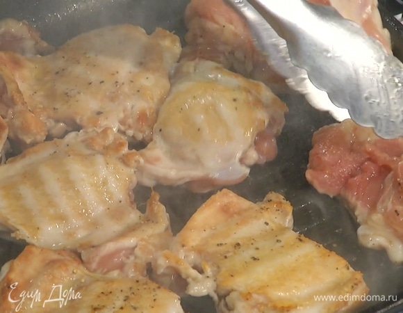 Разогреть на сильном огне сковороду-гриль без масла и обжаривать кусочки курицы по 5‒7 минут с каждой стороны, затем переложить в форму для запекания.