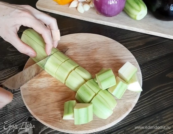 Нарезаем крупными кусочками кабачки, баклажан, перец и красный лук.
