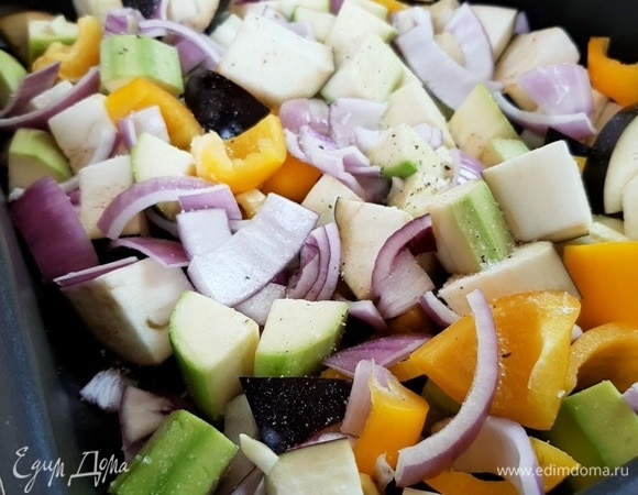 Кладем овощи в форму для запекания, солим и перчим.