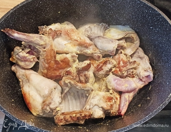 В другой кастрюле (желательно большой, с антипригарным покрытием) обжарить на масле мясо до золотистого цвета. Выложить на тарелку.