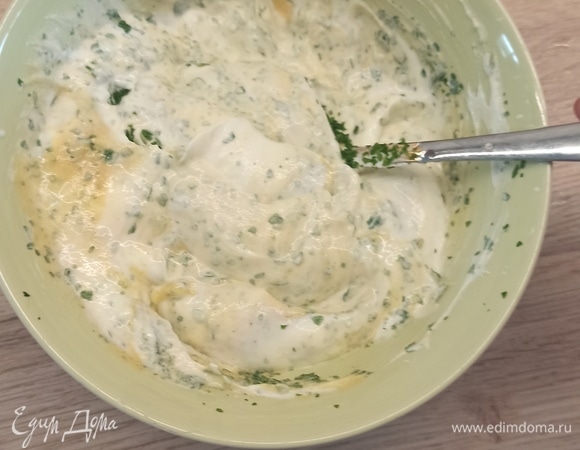 В отдельной миске смешать сметану, ложку горчицы и петрушки.