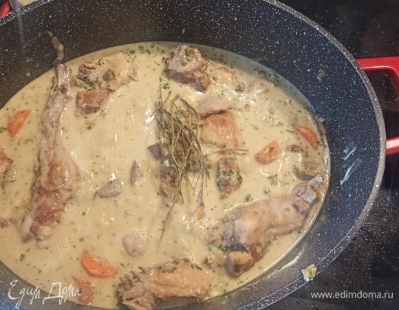 Через час добавить сметану с горчицей и петрушкой к кролику, потушить 1 минуту и снять с огня. Кролик готов. Подавать с любым гарниром, но с пюре и овощами очень вкусно. Рецепт простой в приготовлении, но если что-то не понятно, пишите, отвечу с удовольствием. Приятного аппетита!