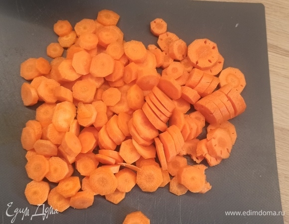 Нарезать морковь колечками.