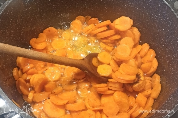 Обжарить морковь на сливочном масле до появления золотистого цвета (3–5 минут).