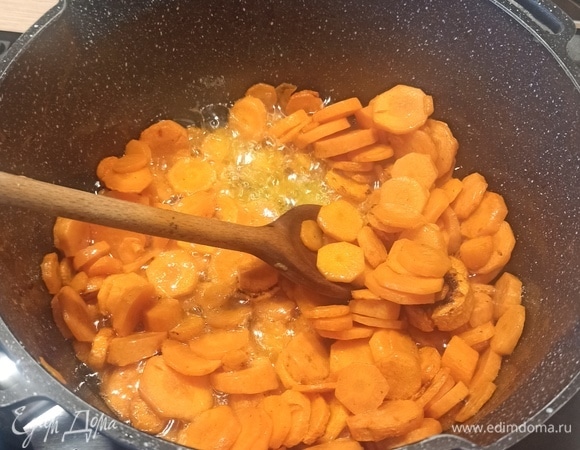 Обжарить морковь на сливочном масле до появления золотистого цвета (3–5 минут).