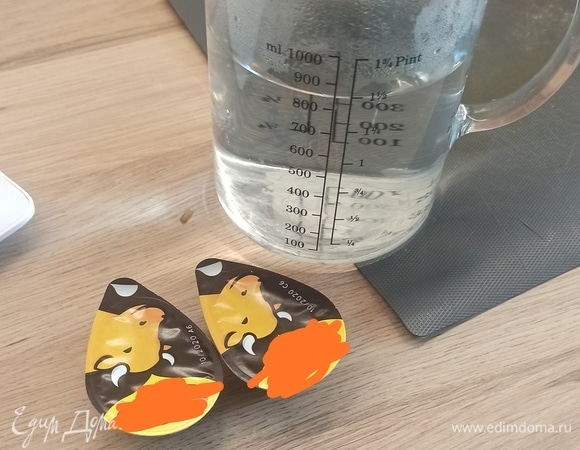 Подготовить мясной бульон либо растворить 1 или 2 бульонных кубика в горячей воде. У меня концентрированный жидкий мясной бульон.