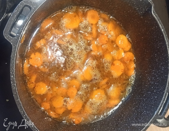 Залить морковь и тушить на среднем огне до смягчения. Бульон должен лишь слегка покрывать морковь, может уйти и меньше бульона, все зависит от размера вашей морковки. Я тушу от 20 до 30 минут, но если вы хотите морковь в стиле альденте 😅 (не уверена, что так бывает), можно и меньше. Времени может понадобиться и больше, если вы хотите, чтобы морковь была совсем мягкой. Я иногда до 50 минут тушу, но нужно, конечно, не забывать проверять уровень бульона, чтобы морковь не жарилась, но и не варилась. Мы ее тушим. Не забудьте проверить бульон на соль. Приправить по вкусу. Поскольку морковь сладкая, то я добавляю чуть больше соли, но, может, вам нравится в сладком виде, тогда соли не нужно.