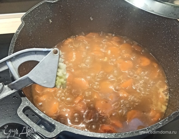 Выдавить чеснок и тушить еще минут 5.