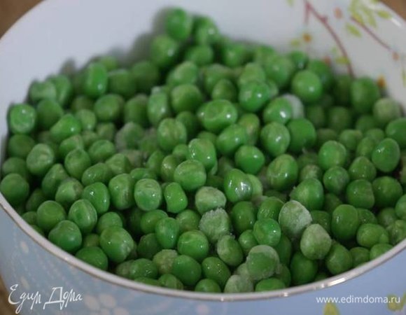 Зеленый горошек предварительно разморозить, опустить в кипящую воду и отваривать несколько минут, затем обдать ледяной водой.