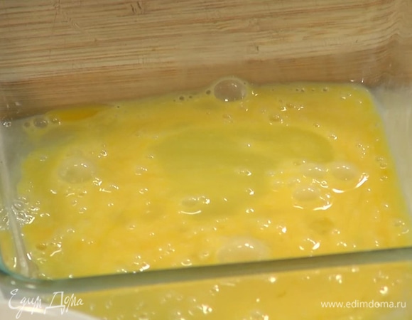 Яйцо размешать вилкой.