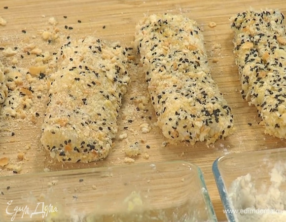 Филе трески обвалять в муке, затем обмакнуть во взбитое яйцо и обвалять в панировочных сухарях с пармезаном.