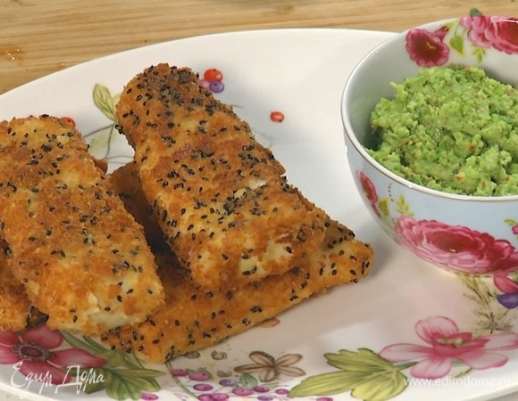 Обжаренную треску подавать с песто из зеленого горошка.