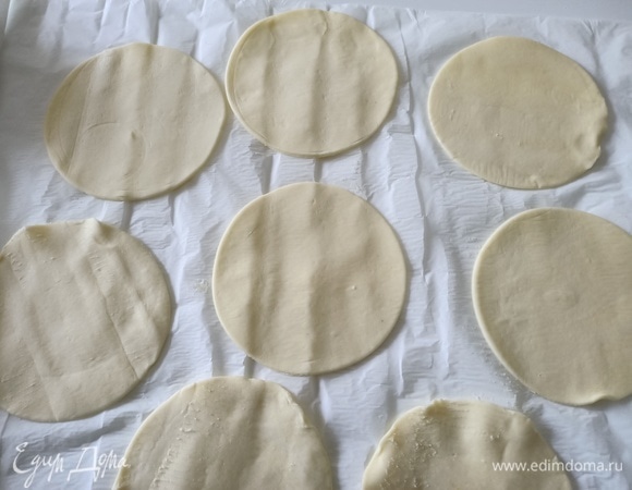 Из слоеного теста вырезать круги при помощи круглой формы.
