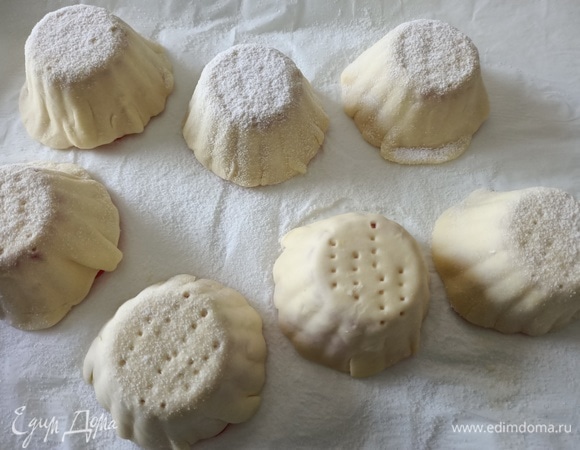 Сделать наколы вилкой, посыпать сахаром или сахарной пудрой.