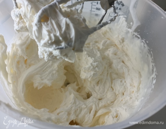 Готовим крем. Хорошо охлажденный маскарпоне взбить со сгущенным молоком. Сгущенки может понадобиться чуть больше — все зависит от того, насколько сладкие десерты вы предпочитаете.