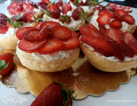 Корзинки наполнить кремом. Сверху уложить нарезанную клубнику.