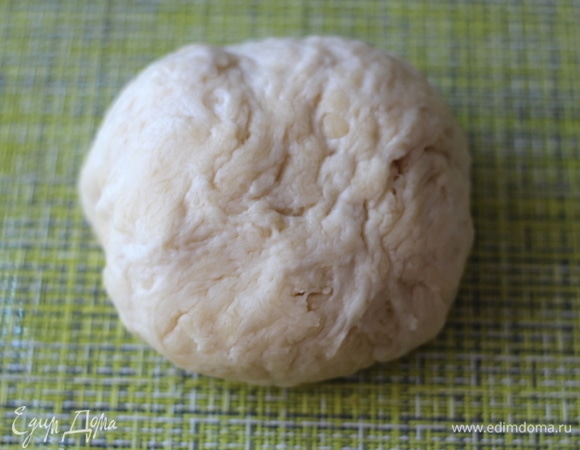 Добавляя понемногу муку, замесить мягкое эластичное тесто. На фото тесто сразу после замеса.