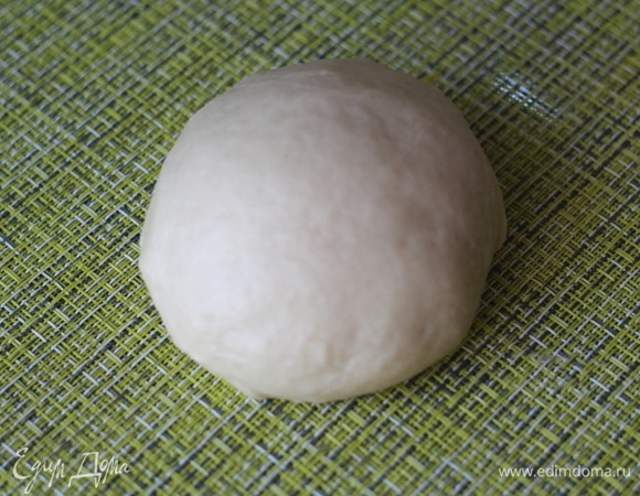 Тесто вымешивать минут 10, оно не должно липнуть к рукам. Завернуть в пищевую пленку и оставить на 20 минут.