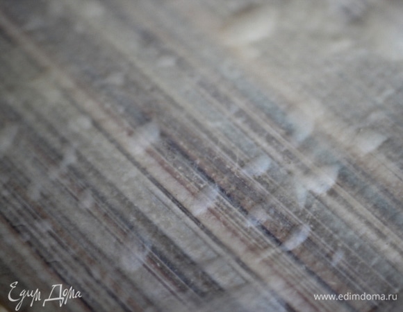 Затем разделить на две части или оставить одну, смотря какого размера вы хотите получить штрудель. Я делила на две. Сначала кусочек раскатываем скалкой, потом поднимаем лепешку и аккуратно растягиваем на кулачках, потом уже дотягиваем на столе. Тесто должно получится тонким, как папирусная бумага. Чем тоньше тесто — тем нежнее будет внутренняя часть штруделя и хрустящее наружная.