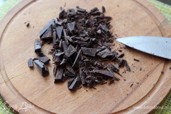 Шоколад режем ножом на мелкие кусочки и часть натираем на терке для украшения готового штруделя.