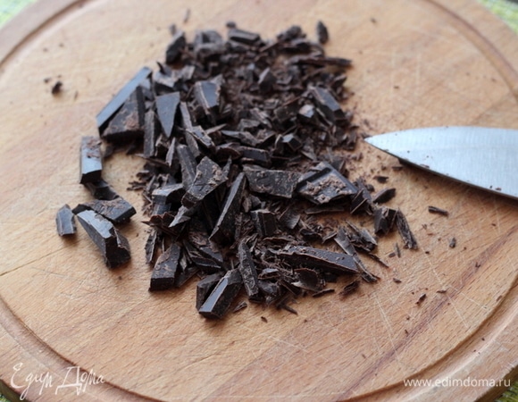 Шоколад режем ножом на мелкие кусочки и часть натираем на терке для украшения готового штруделя.