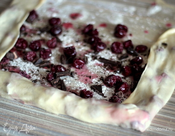 Далее справа и слева как бы заворачиваем вверх края теста, чтобы предотвратить вытекание начинки, и аккуратно скатываем рулетик. Тесто очень тоненькое, все время норовит порваться, так что не спешите :)