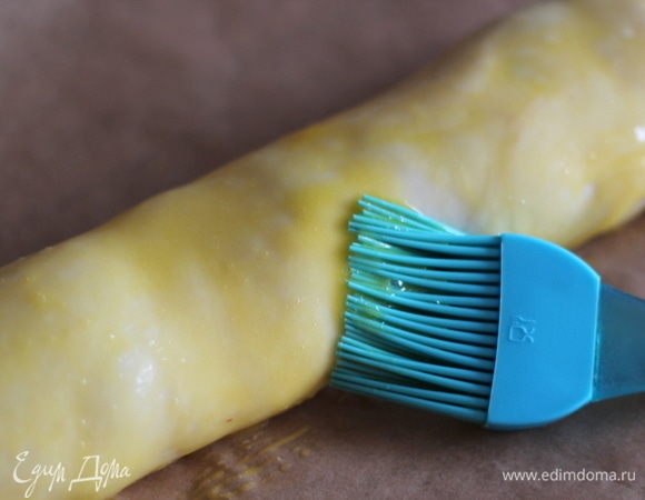 Выкладываем на противень, я пеку на силиконовом коврике. Смазываем желтком и выпекаем в духовке, разогретой до 180°C, 35–40 минут, до готовности. Ориентируйтесь на свою духовку!