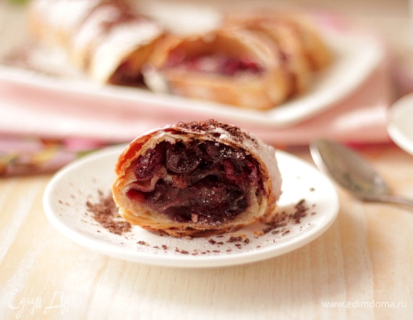 Готовый штрудель посыпать сахарной пудрой и тертым шоколадом. Можно подавать с шариком ванильного мороженого :) Приятного аппетита!