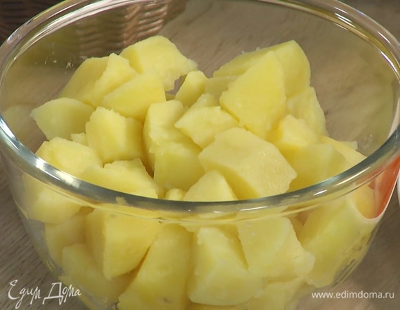 Картофель предварительно почистить, нарезать кубиками и отварить.
